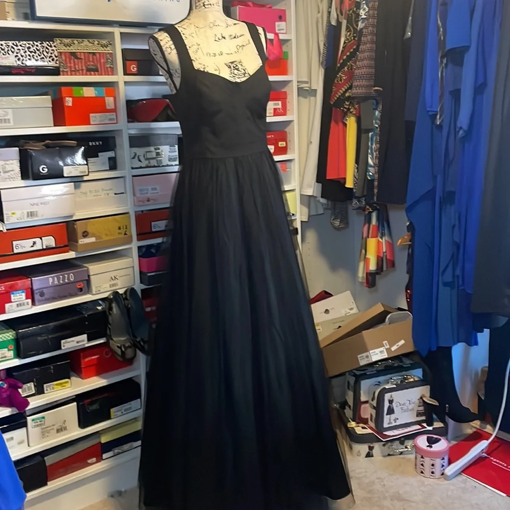 Gorgeous Gown by Aidan Mattox Black Size 10 but fits more like an 8 - Picture 2 of 8